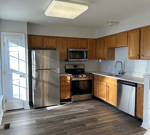 Sun-filled kitchen w/ new counters