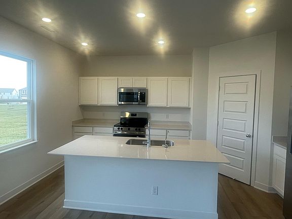 5th image of 2886 Woods Edge Dr