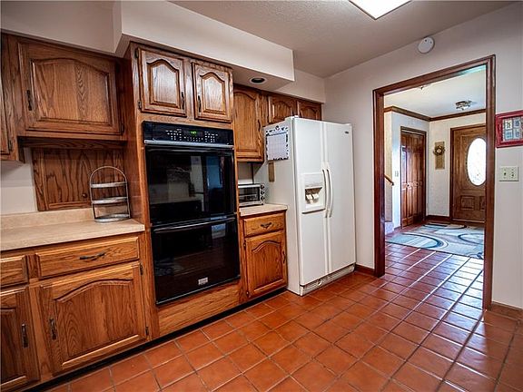 5th image of 132 Crestwood Dr