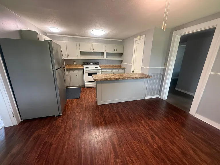 587 S Main St — Photo 4