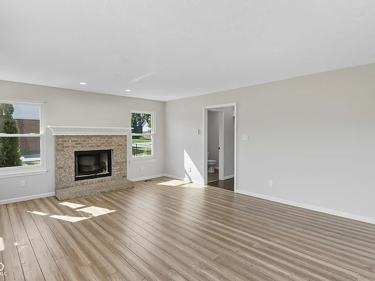 7975 Meadow Bend Cir — Photo 17