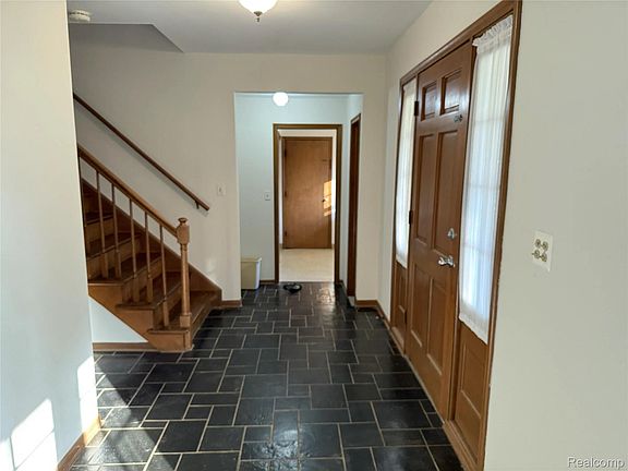 5th image of 353 Broadleaf Dr