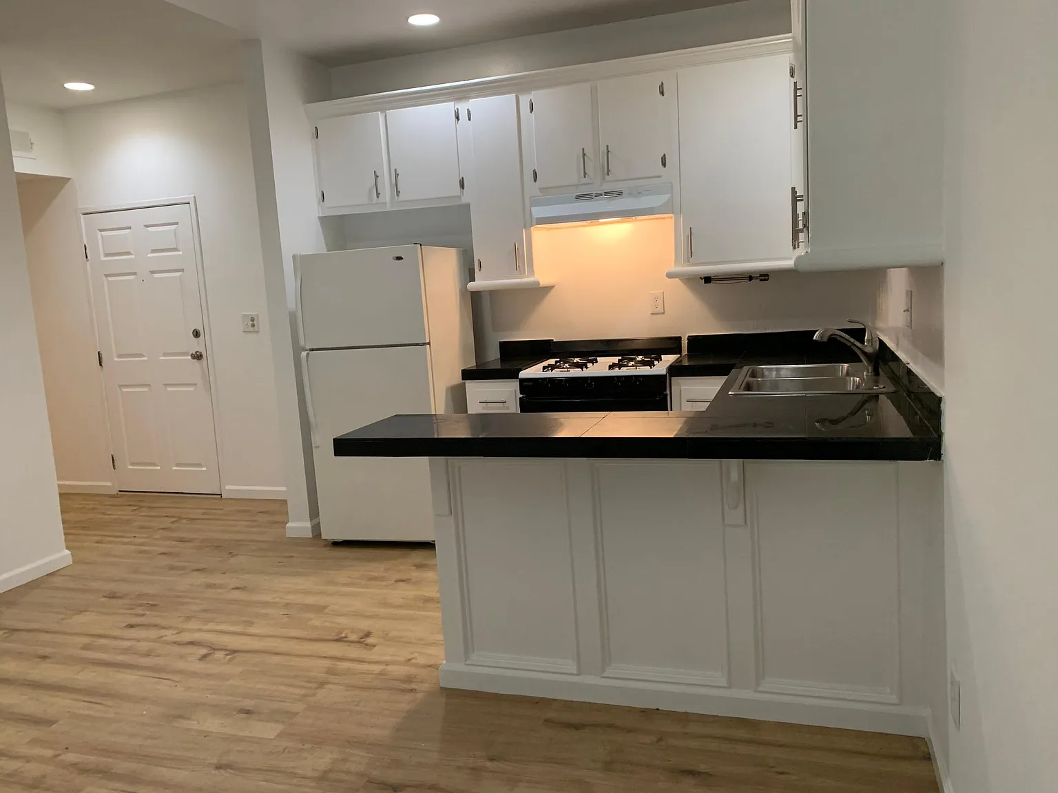 2 bed, 700 sqft, $2,095 — Photo 2