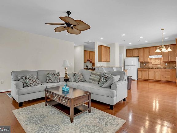 5th image of 251 Opera Ct