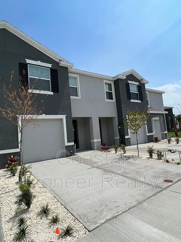 3 bed, 2.5 bath, 1673 sqft, $1,700 — Photo 1