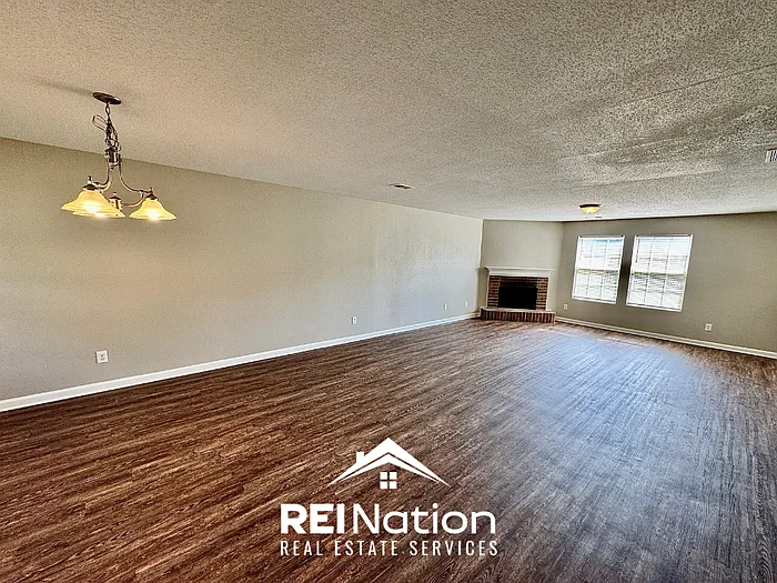 3 bed, 2.5 bath, 2349 sqft, $1,995 — Photo 3