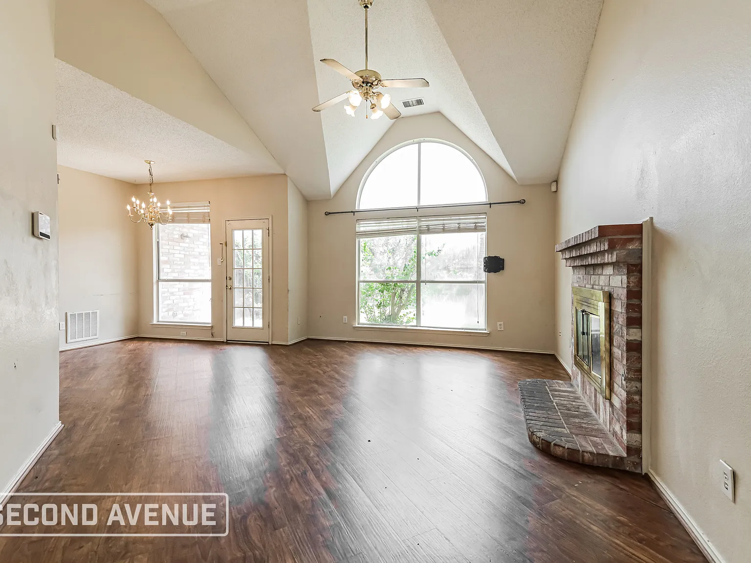 4 bed, 2.5 bath, 1950 sqft, $2,699 — Photo 3