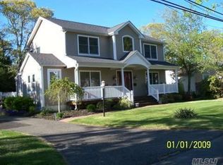 7 Starlight Dr, East Islip, NY 11730
