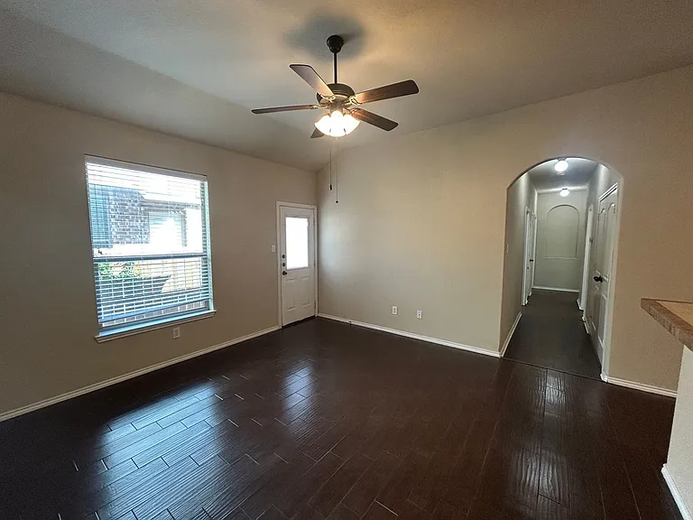298 Rosalie Dr — Photo 2