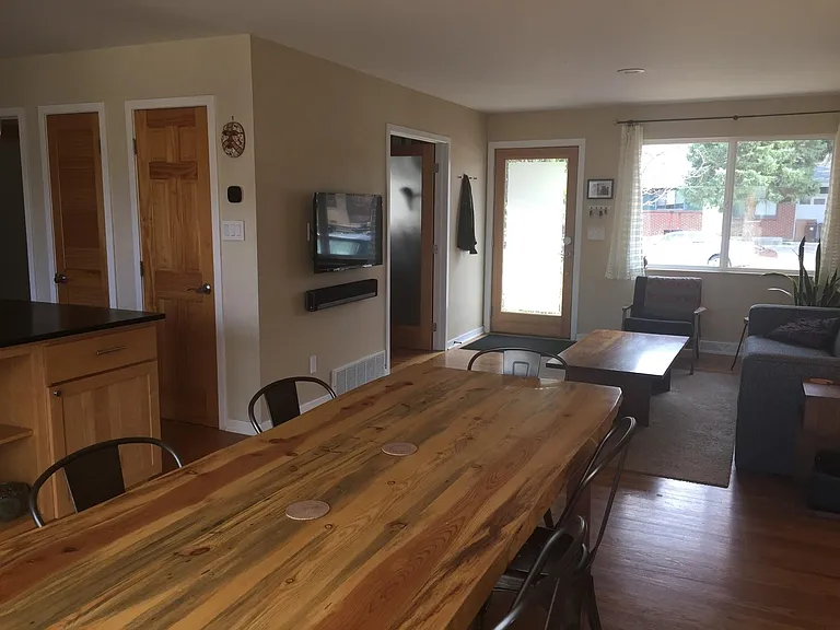 315 S 43rd St — Photo 3
