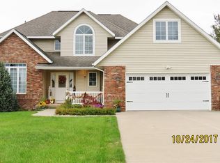914 Country Club Dr, Maquoketa, IA 52060