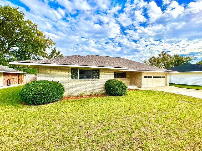 3041 Singletary Dr — Photo 2