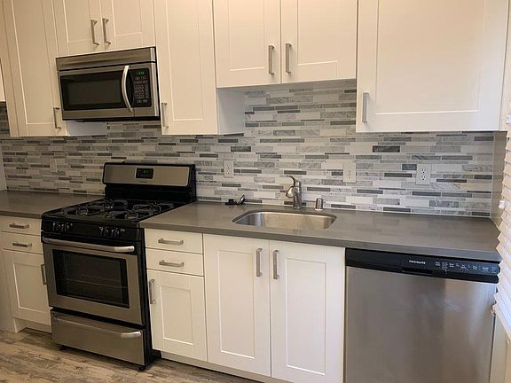 4th image of 2027 Front St APT 14