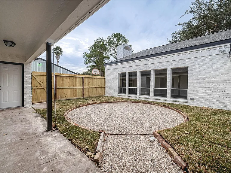 10811 Villa Lea Ln — Photo 32