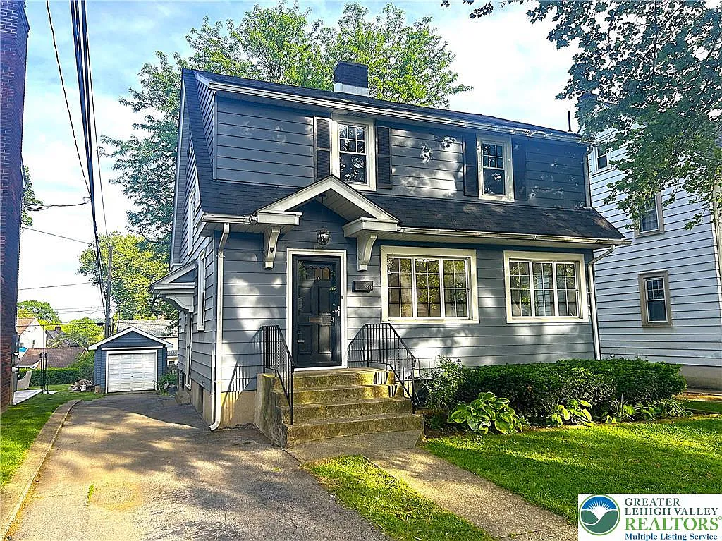 1628 Cloverleaf St photo 1