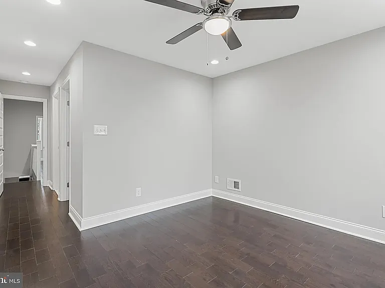 42 E Heath St — Photo 24