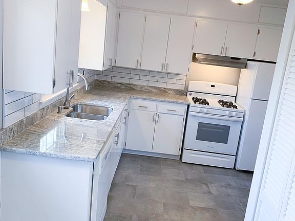 3rd image of 318 Meadow Ln