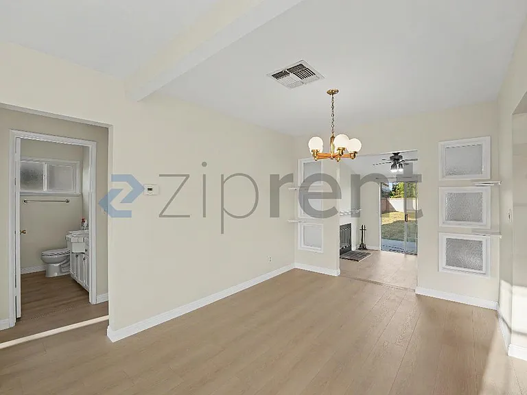 10916 Noble Ave — Photo 6