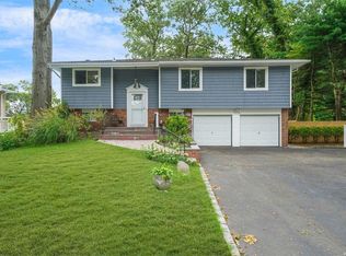 15 Mohegan Ln, Commack, NY 11725