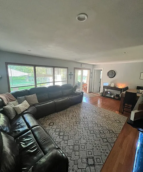 525 Meadow Ln — Photo 2