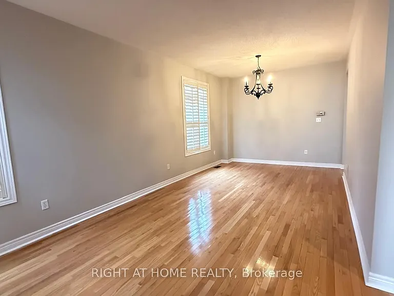 28 Laurentide Cres — Photo 3
