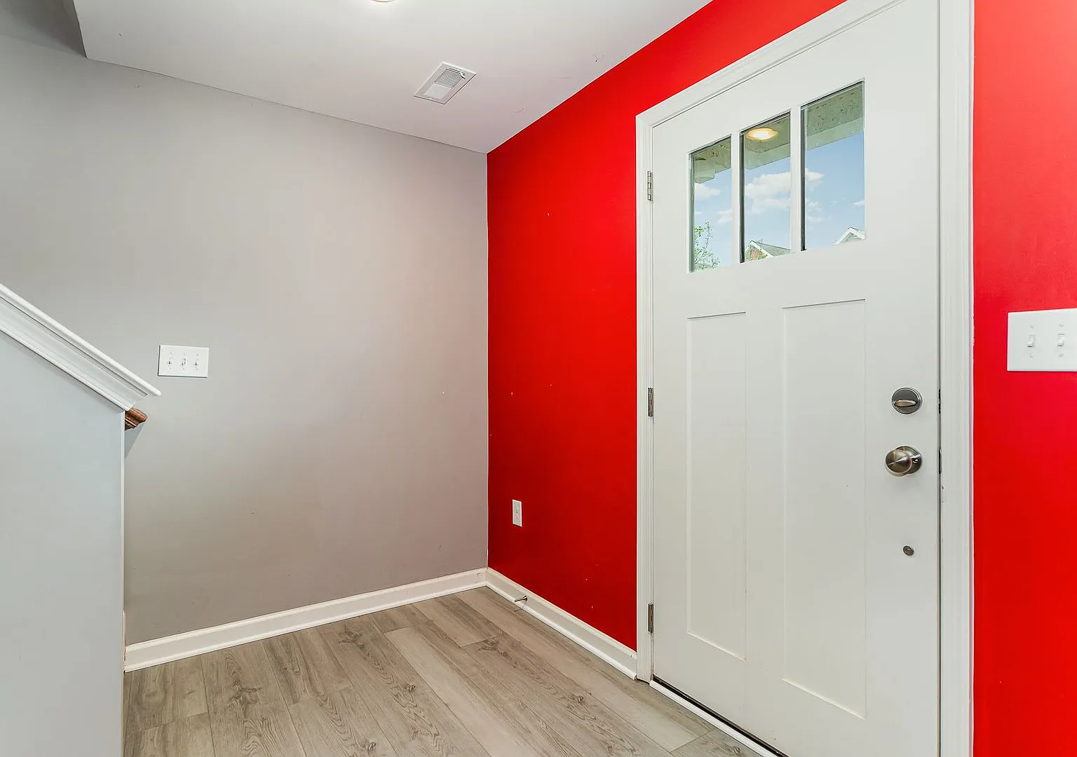 Welcome to this charming 3 bedroom, 2.5 bathroom home located in Enola, PA. — Photo 3