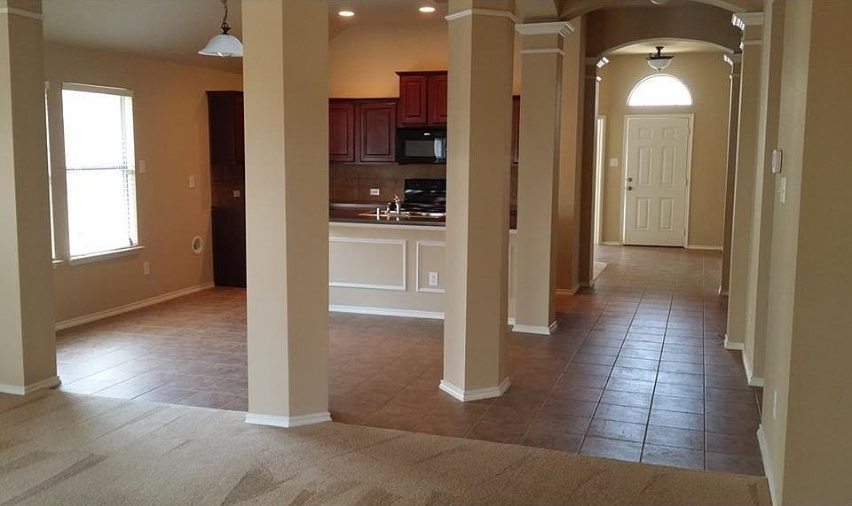 2nd image of 913 Lake Worth Trl