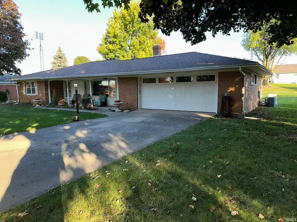 210 E Curtis St, Shipshewana, IN 46565