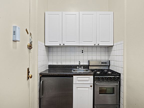 5th image of 971 Lexington Ave APT 4B