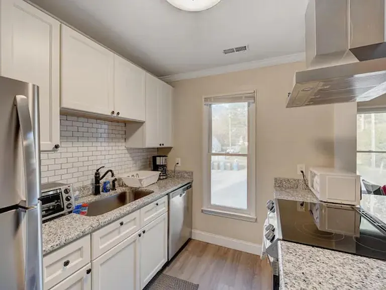 2225 Summit St #2 — Photo 7