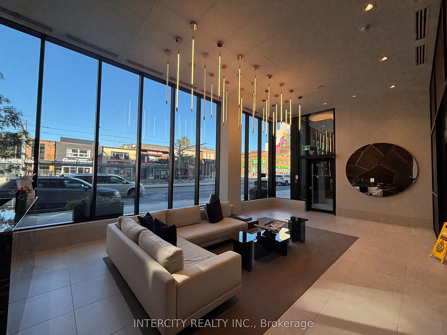 863 Saint Clair Ave W — Photo 2