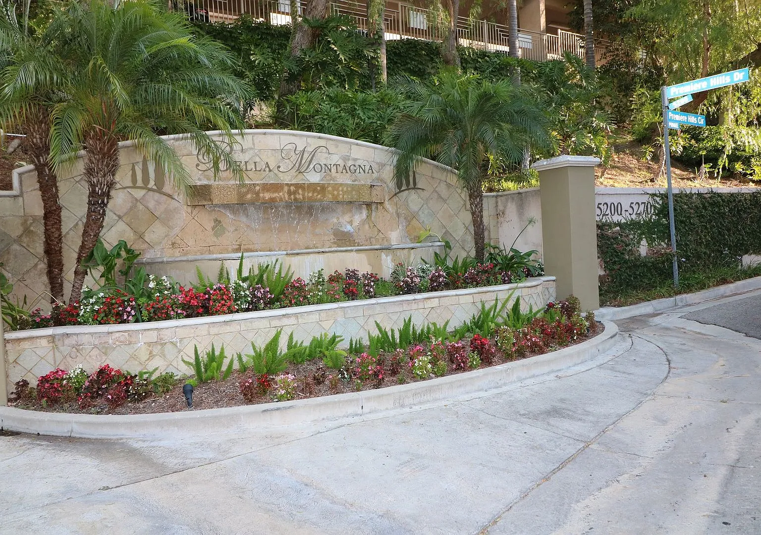 Gorgeous town home style condo on the south of Ventura Blvd. — Photo 1