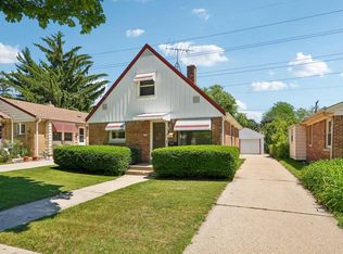 5740 N Dexter AVENUE, Glendale, WI 53209