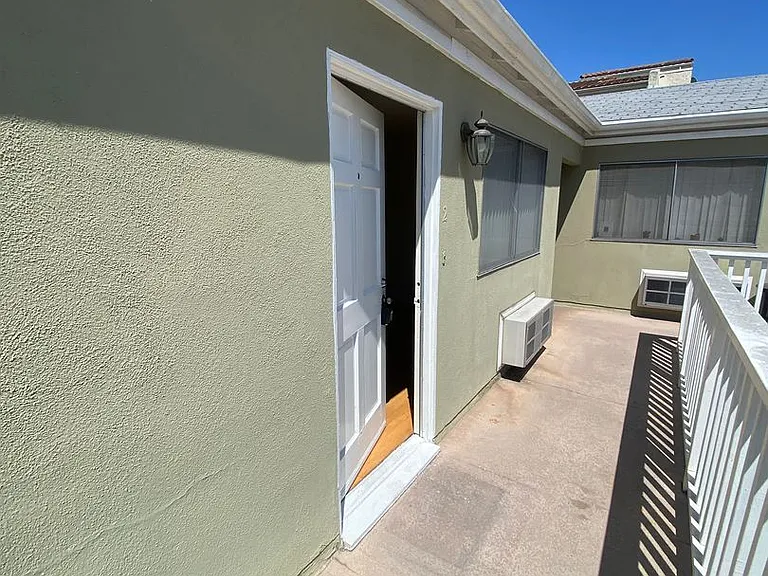 542-544 S Los Robles Ave — Photo 2