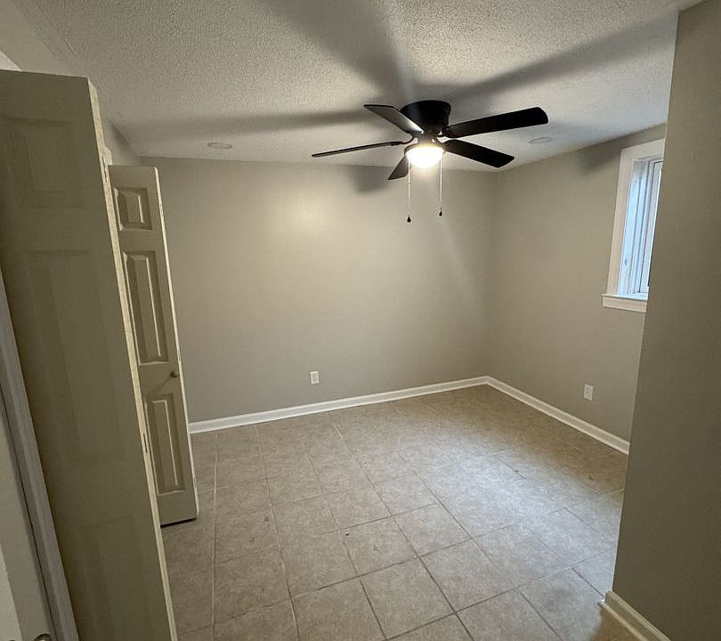 2nd image of 700 Skyline Cir #A