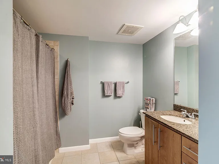 1021 N Garfield St #611 — Photo 21
