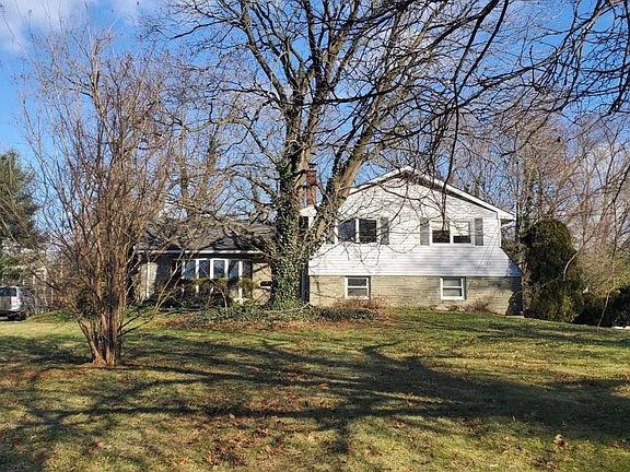 3rd image of 123 Forest Rd