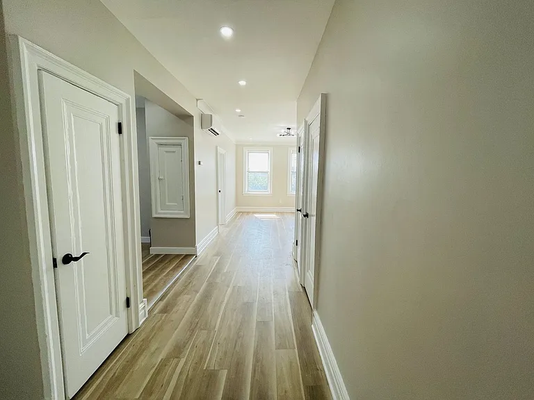 Stunning Building 1bed/ 1bath unit available. — Photo 4