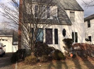 2 Yale St, Roslyn Heights, NY 11577