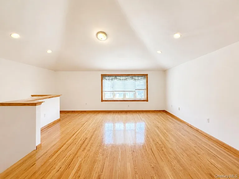 6563 Hull Ave — Photo 3
