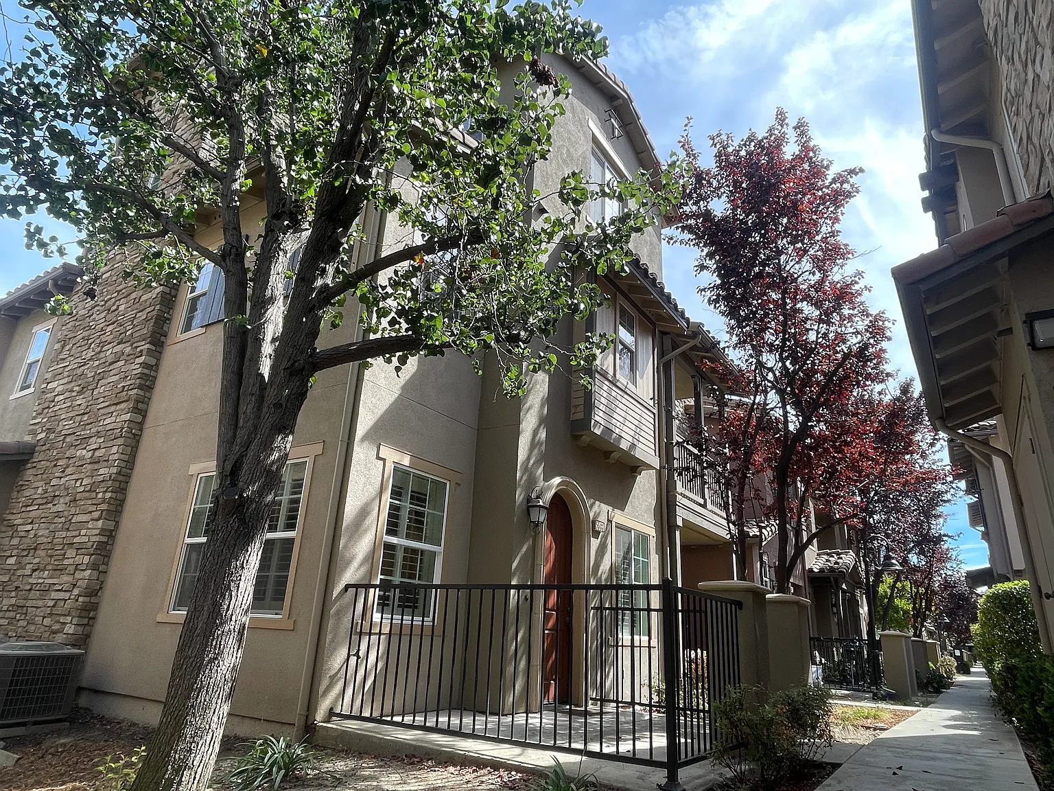3 bed, 3.5 bath, 1530 sqft, $3,750 — Photo 2