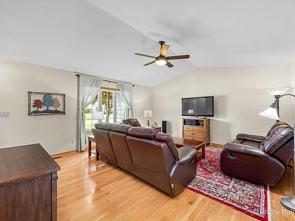3rd image of 810 Linda Ln