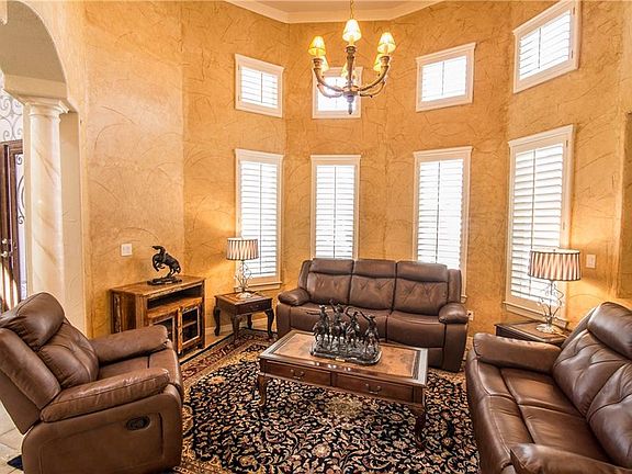 5th image of 352 Emerald Butte Pl