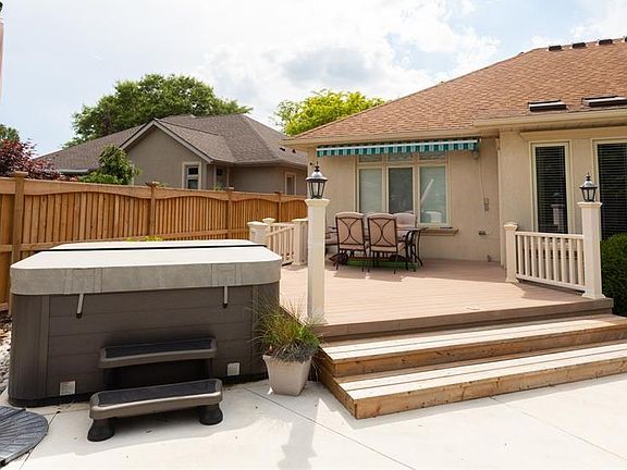 4th image of 582 Riverside Dr