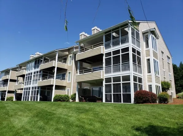 411 Marina Bay Dr, Penhook, VA 24137