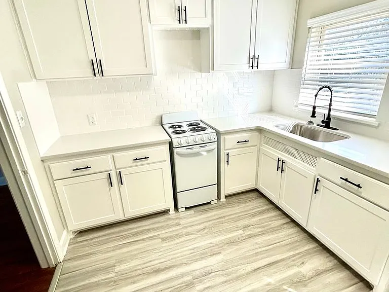 1107 W Rowan St — Photo 11