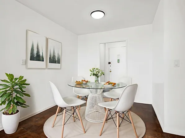 70-25 Yellowstone Boulevard image 4 of 29