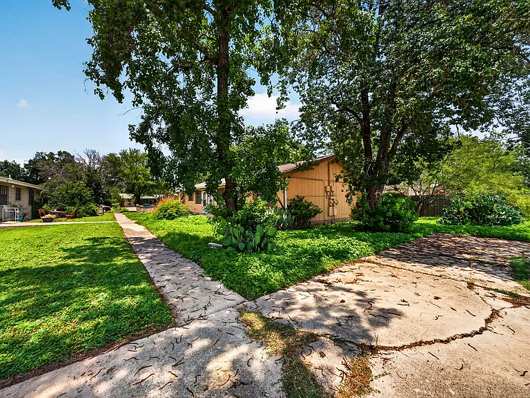 208 Bexar Dr — Photo 3