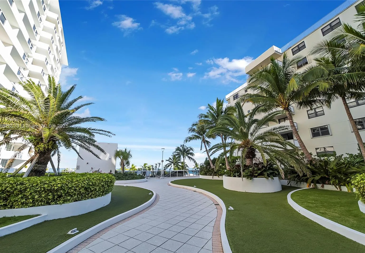 The Decoplage Condo — Photo 2