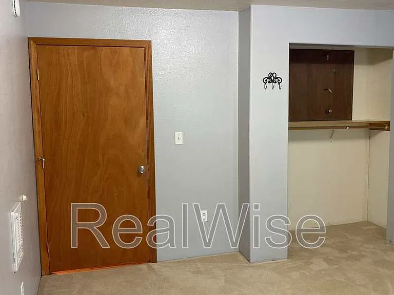 2564 NE Douglas Ave — Photo 14
